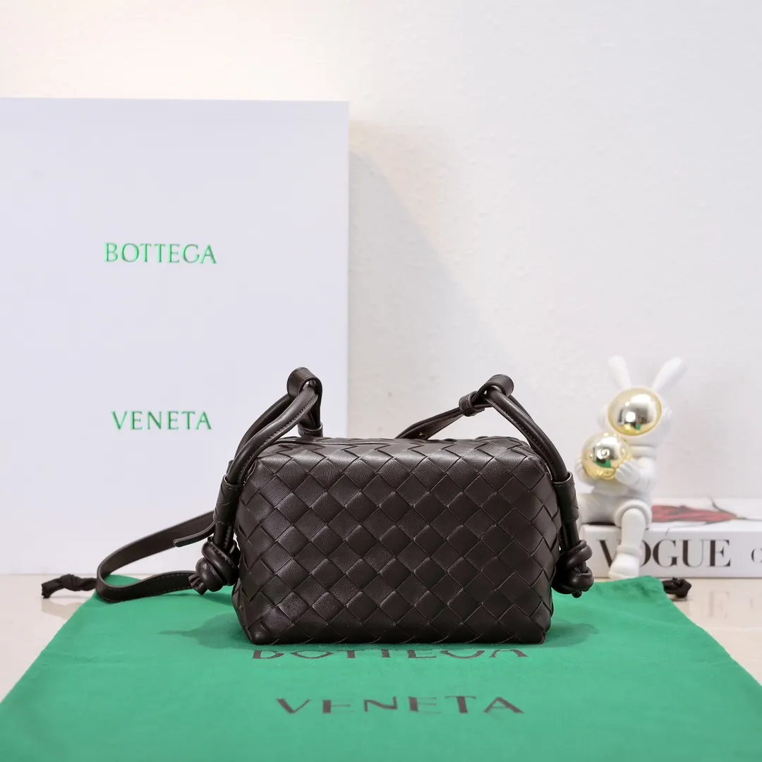 Batch 1360 BOTTEGA VENETA 2024 new loop is here! ! Many girls who like BV have owned the Loop bag. It has a simple appearance, classic weaving, and a compact and lightweight bag shape. This innovation continues the "camera bag" shape. Unlike the traditional Loop bag, which can only be worn as a crossbody bag, this innovation It can be carried by hand or cross-body, satisfying both the concave shape and daily needs. The oversized buckle can be folded and used as a handle. The sultry heat in summer ☀️ usually reduces people's desires. Having a lightweight bag will greatly enhance the happiness of traveling🫧 Style number: 6615 Size: 19*12*9cm